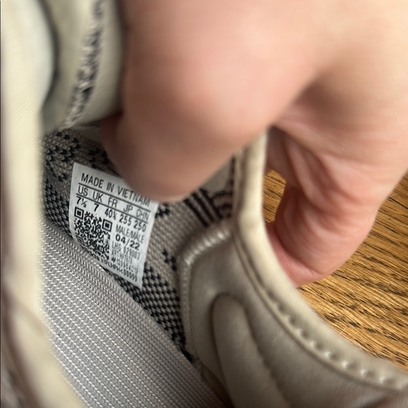 Adidas Yeezy Boost 350 V2 - Gray and Black - Picture 4 of 6